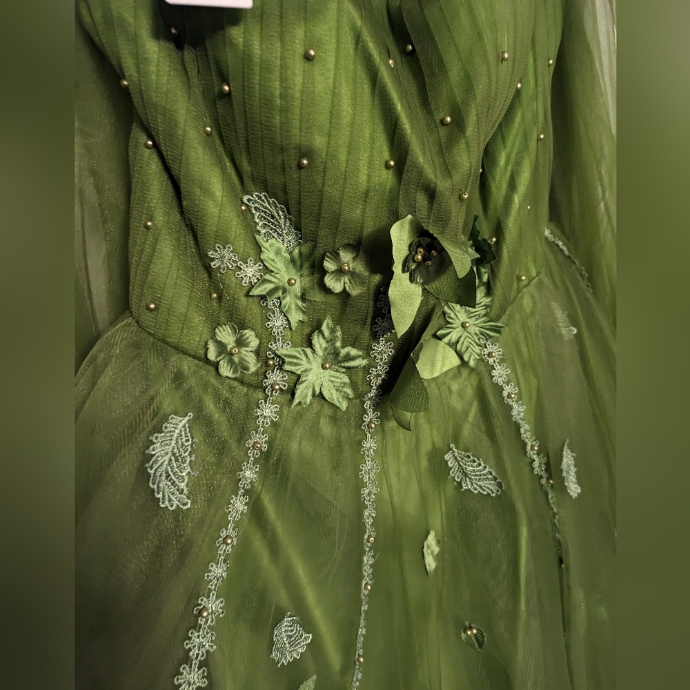 Elegant Olive Green Prom Dress with Floral Appliqué - Picture 4 of 12